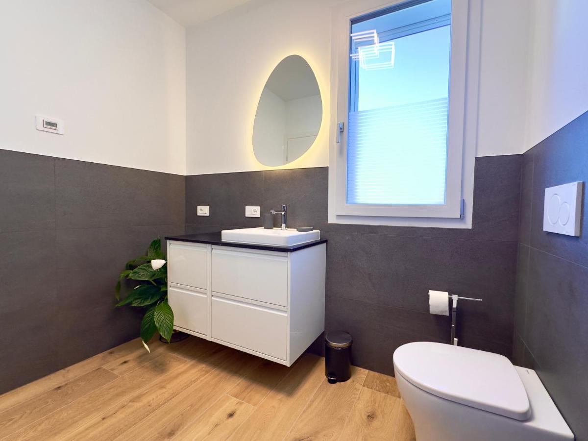 Mobile lavabo bianco con specchio LED