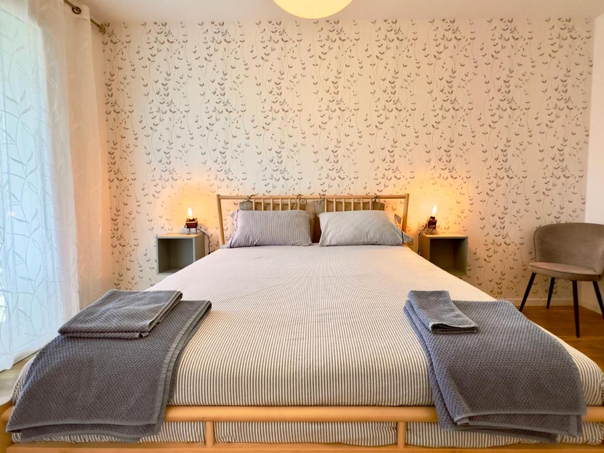 Letto matrimoniale con comodini e lampade su entrambi i lati