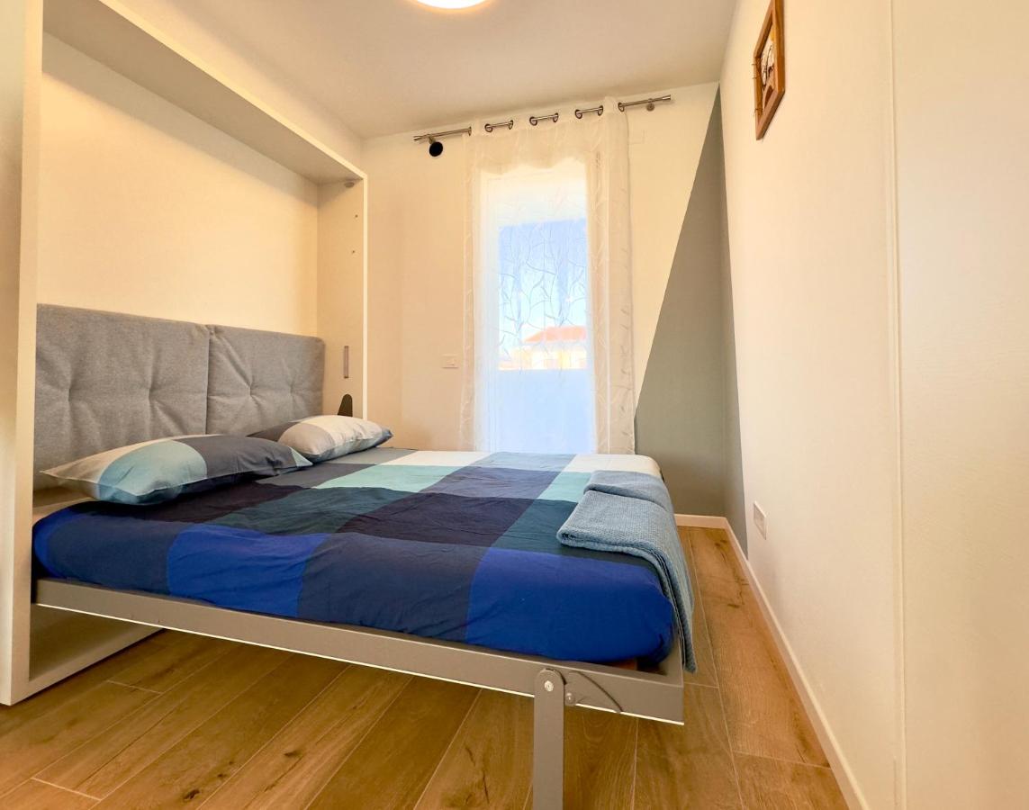 Letto a scomparsa con testiera imbottita grigia