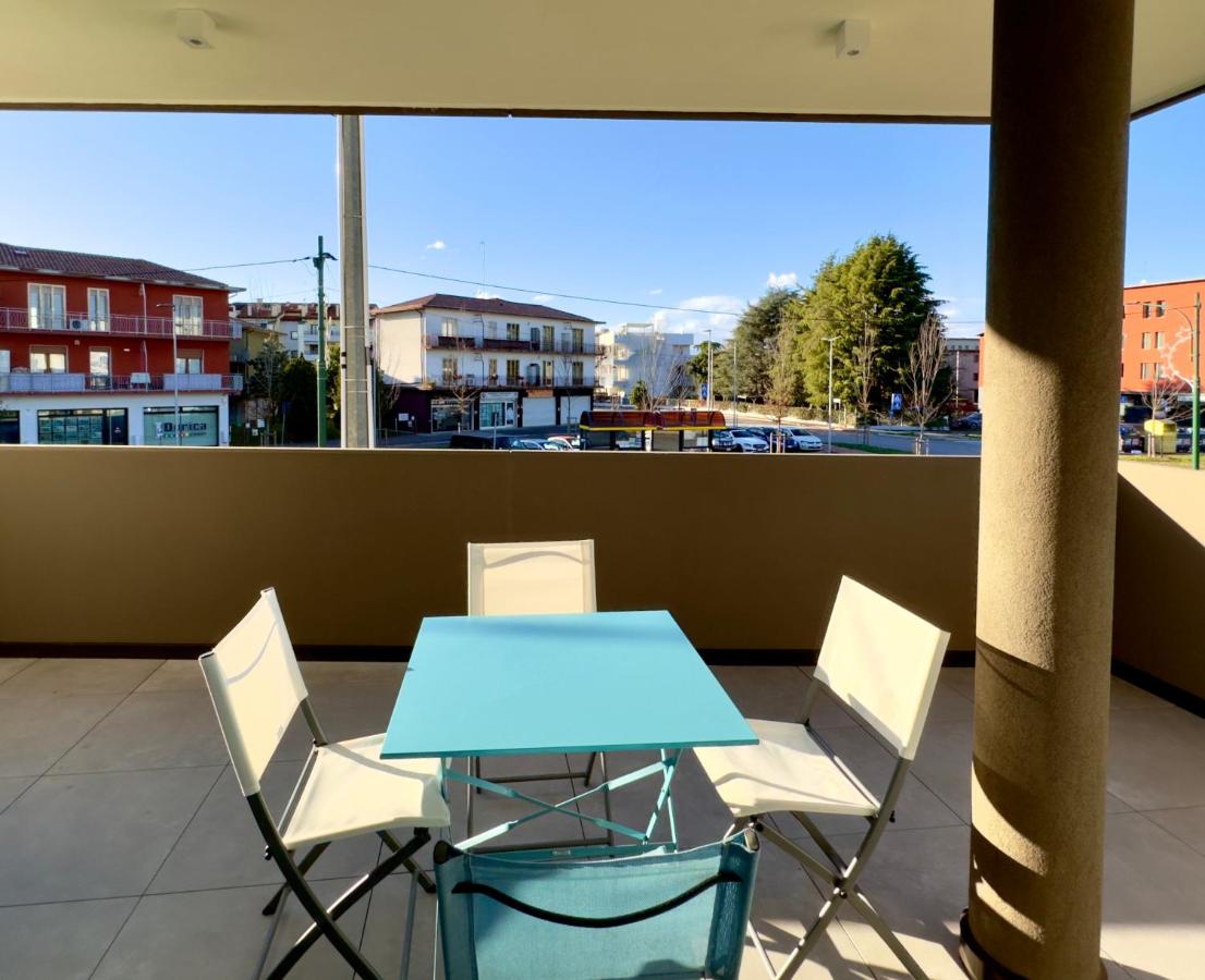 Tavolo azzurro e sedie in terrazza
