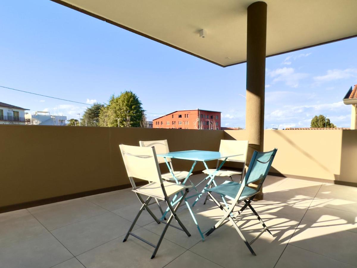 Terrazza coperta con tavolo e quattro sedie, cielo azzurro